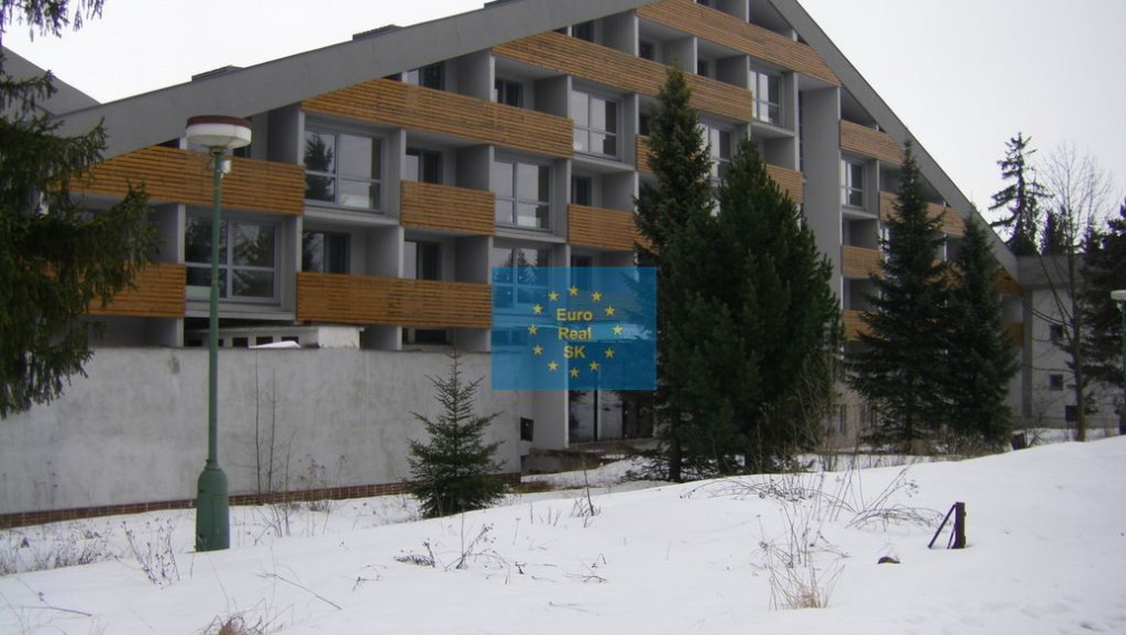 Predáme vo Vysokých Tatrách - Tatranská Štrba,   rekreačné zariadenie ( bytový dom, 53 bytov) , pozemok 12.565 m2, všetky IS, možnosť  ďalšej zástavby ( 33 bytov), firemné vlastníctvo.