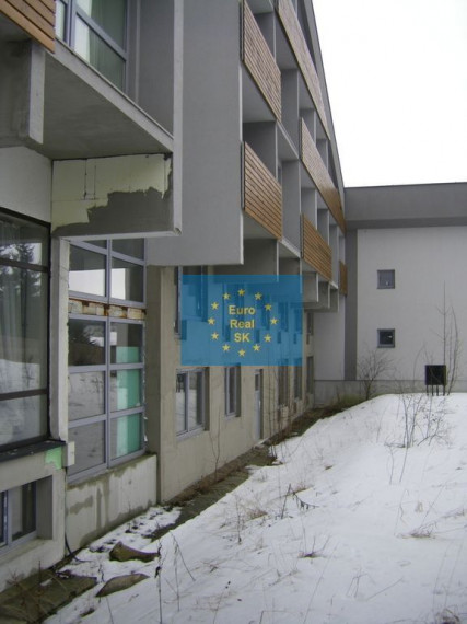 Predáme vo Vysokých Tatrách - Tatranská Štrba,   rekreačné zariadenie ( bytový dom, 53 bytov) , pozemok 12.565 m2, všetky IS, možnosť  ďalšej zástavby ( 33 bytov), firemné vlastníctvo.