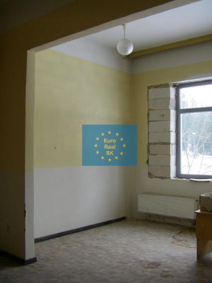 Predáme vo Vysokých Tatrách - Tatranská Štrba,   rekreačné zariadenie ( bytový dom, 53 bytov) , pozemok 12.565 m2, všetky IS, možnosť  ďalšej zástavby ( 33 bytov), firemné vlastníctvo.