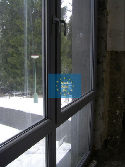 Predáme vo Vysokých Tatrách - Tatranská Štrba,   rekreačné zariadenie ( bytový dom, 53 bytov) , pozemok 12.565 m2, všetky IS, možnosť  ďalšej zástavby ( 33 bytov), firemné vlastníctvo.