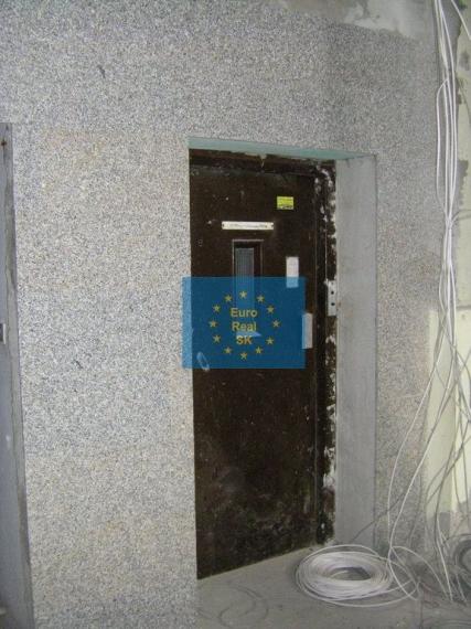 Predáme vo Vysokých Tatrách - Tatranská Štrba,   rekreačné zariadenie ( bytový dom, 53 bytov) , pozemok 12.565 m2, všetky IS, možnosť  ďalšej zástavby ( 33 bytov), firemné vlastníctvo.