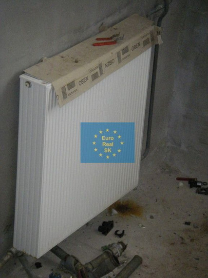 Predáme vo Vysokých Tatrách - Tatranská Štrba,   rekreačné zariadenie ( bytový dom, 53 bytov) , pozemok 12.565 m2, všetky IS, možnosť  ďalšej zástavby ( 33 bytov), firemné vlastníctvo.