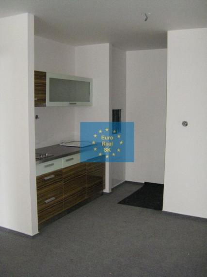 Predáme vo Vysokých Tatrách - Tatranská Štrba,   rekreačné zariadenie ( bytový dom, 53 bytov) , pozemok 12.565 m2, všetky IS, možnosť  ďalšej zástavby ( 33 bytov), firemné vlastníctvo.