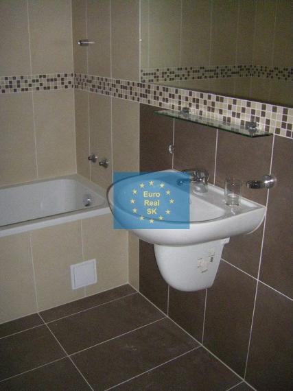 Predáme vo Vysokých Tatrách - Tatranská Štrba,   rekreačné zariadenie ( bytový dom, 53 bytov) , pozemok 12.565 m2, všetky IS, možnosť  ďalšej zástavby ( 33 bytov), firemné vlastníctvo.