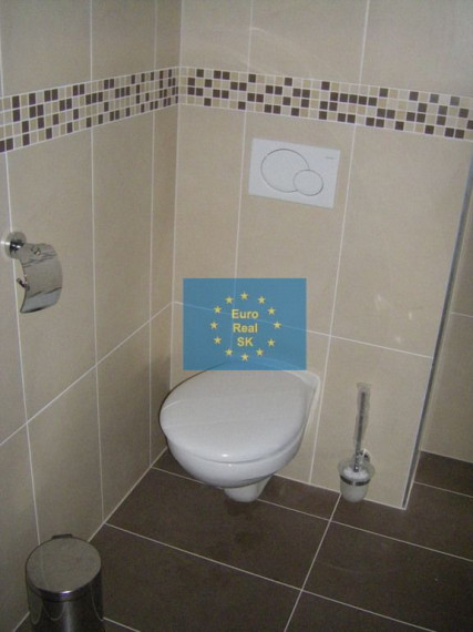 Predáme vo Vysokých Tatrách - Tatranská Štrba,   rekreačné zariadenie ( bytový dom, 53 bytov) , pozemok 12.565 m2, všetky IS, možnosť  ďalšej zástavby ( 33 bytov), firemné vlastníctvo.