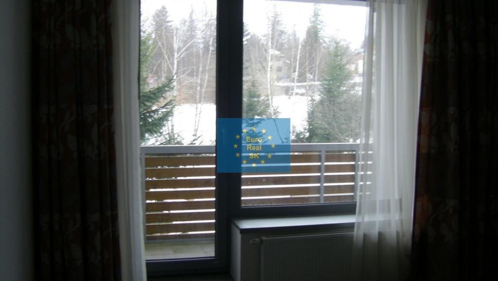 Predáme vo Vysokých Tatrách - Tatranská Štrba,   rekreačné zariadenie ( bytový dom, 53 bytov) , pozemok 12.565 m2, všetky IS, možnosť  ďalšej zástavby ( 33 bytov), firemné vlastníctvo.