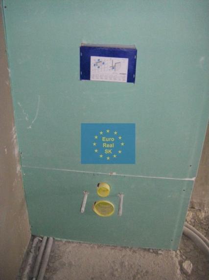 Predáme vo Vysokých Tatrách - Tatranská Štrba,   rekreačné zariadenie ( bytový dom, 53 bytov) , pozemok 12.565 m2, všetky IS, možnosť  ďalšej zástavby ( 33 bytov), firemné vlastníctvo.