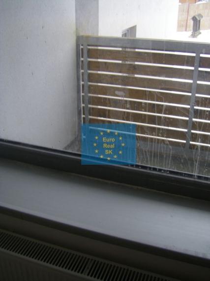 Predáme vo Vysokých Tatrách - Tatranská Štrba,   rekreačné zariadenie ( bytový dom, 53 bytov) , pozemok 12.565 m2, všetky IS, možnosť  ďalšej zástavby ( 33 bytov), firemné vlastníctvo.