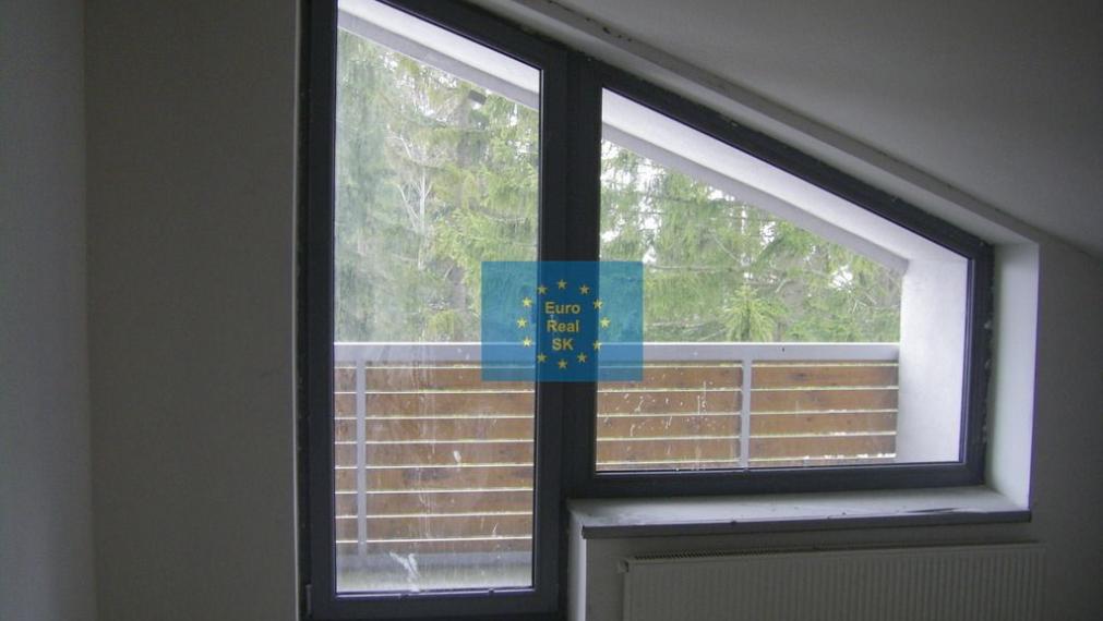 Predáme vo Vysokých Tatrách - Tatranská Štrba,   rekreačné zariadenie ( bytový dom, 53 bytov) , pozemok 12.565 m2, všetky IS, možnosť  ďalšej zástavby ( 33 bytov), firemné vlastníctvo.