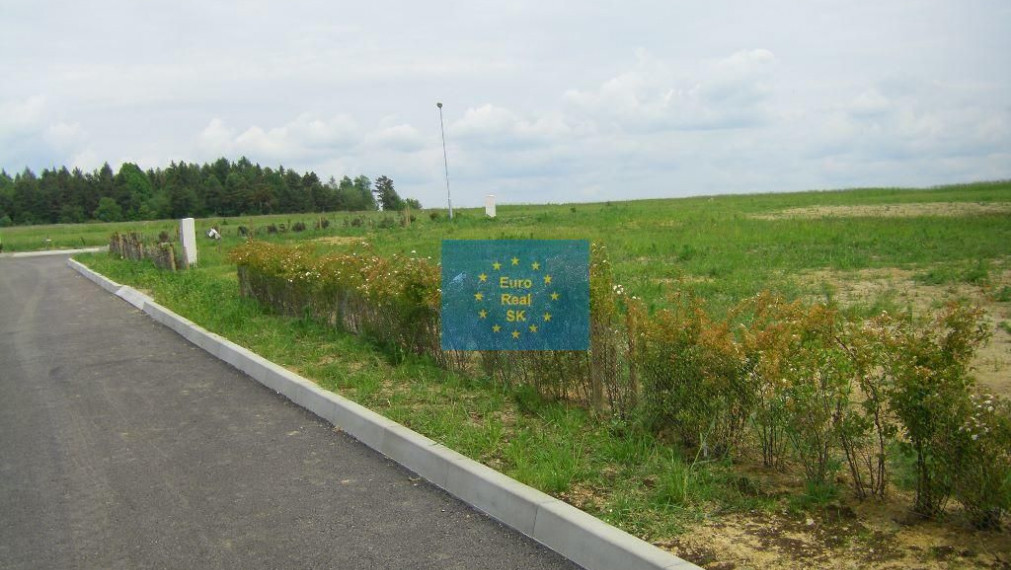 Predáme vo Veľkej Lomnici ( golfový areál ) stavebný pozemok o výmere 560 m2 ( možnosť väčšej výmery ), všetky inž. siete
