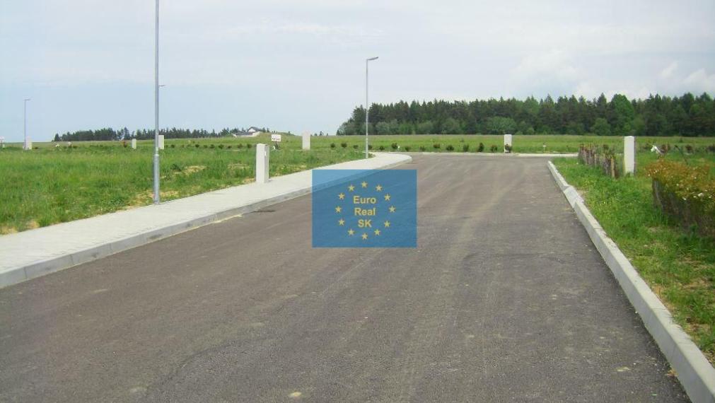 Predáme vo Veľkej Lomnici ( golfový areál ) stavebný pozemok o výmere 560 m2 ( možnosť väčšej výmery ), všetky inž. siete