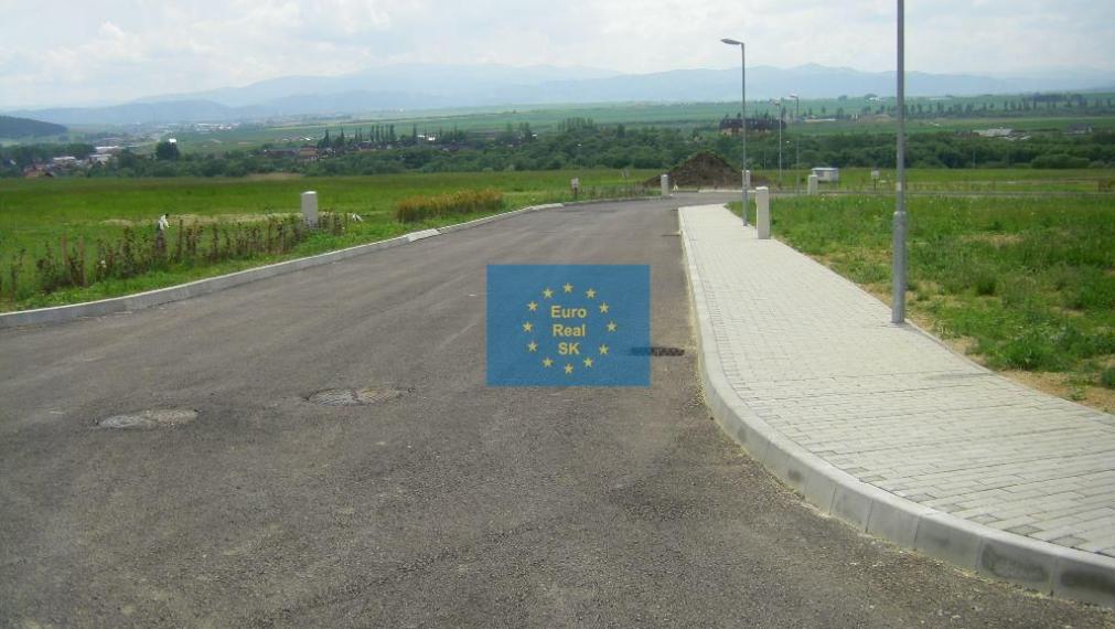 Predáme vo Veľkej Lomnici ( golfový areál ) stavebný pozemok o výmere 560 m2 ( možnosť väčšej výmery ), všetky inž. siete