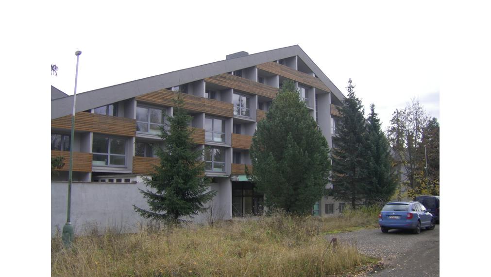 Predáme vo Vysokých Tatrách - Tatranská Štrba,   rekreačné zariadenie ( bytový dom, 53 bytov) , pozemok 12.565 m2, všetky IS, možnosť  ďalšej zástavby ( 33 bytov), firemné vlastníctvo.