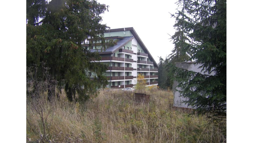 Predáme vo Vysokých Tatrách - Tatranská Štrba,   rekreačné zariadenie ( bytový dom, 53 bytov) , pozemok 12.565 m2, všetky IS, možnosť  ďalšej zástavby ( 33 bytov), firemné vlastníctvo.