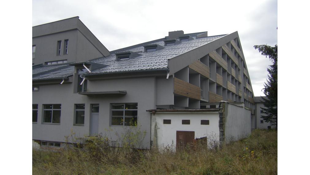 Predáme vo Vysokých Tatrách - Tatranská Štrba,   rekreačné zariadenie ( bytový dom, 53 bytov) , pozemok 12.565 m2, všetky IS, možnosť  ďalšej zástavby ( 33 bytov), firemné vlastníctvo.