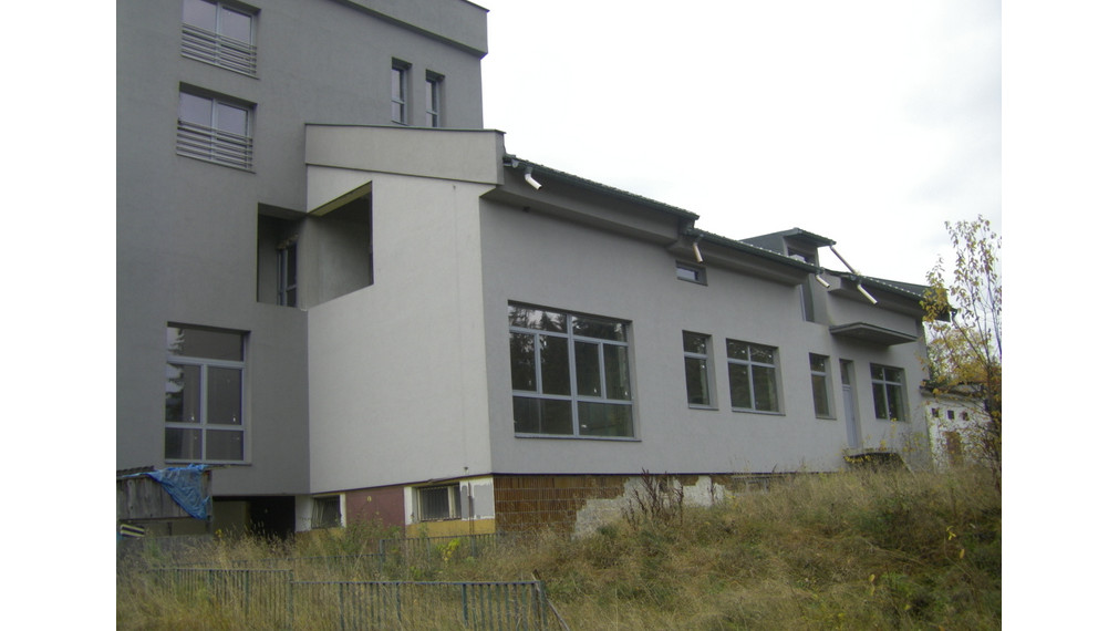 Predáme vo Vysokých Tatrách - Tatranská Štrba,   rekreačné zariadenie ( bytový dom, 53 bytov) , pozemok 12.565 m2, všetky IS, možnosť  ďalšej zástavby ( 33 bytov), firemné vlastníctvo.