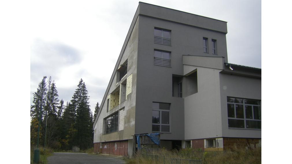 Predáme vo Vysokých Tatrách - Tatranská Štrba,   rekreačné zariadenie ( bytový dom, 53 bytov) , pozemok 12.565 m2, všetky IS, možnosť  ďalšej zástavby ( 33 bytov), firemné vlastníctvo.