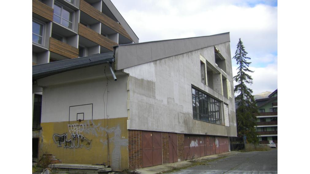 Predáme vo Vysokých Tatrách - Tatranská Štrba,   rekreačné zariadenie ( bytový dom, 53 bytov) , pozemok 12.565 m2, všetky IS, možnosť  ďalšej zástavby ( 33 bytov), firemné vlastníctvo.