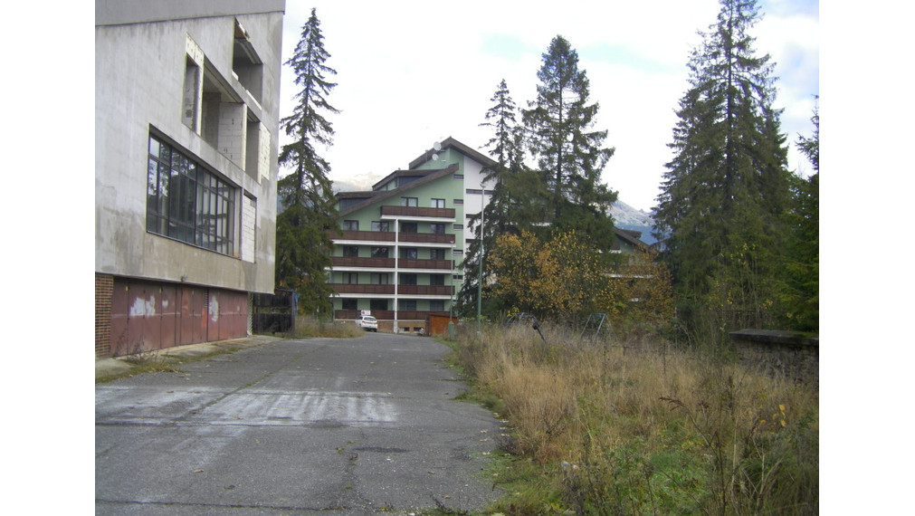 Predáme vo Vysokých Tatrách - Tatranská Štrba,   rekreačné zariadenie ( bytový dom, 53 bytov) , pozemok 12.565 m2, všetky IS, možnosť  ďalšej zástavby ( 33 bytov), firemné vlastníctvo.