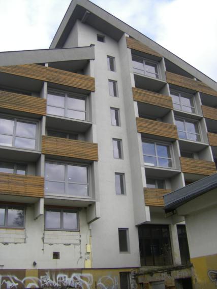 Predáme vo Vysokých Tatrách - Tatranská Štrba,   rekreačné zariadenie ( bytový dom, 53 bytov) , pozemok 12.565 m2, všetky IS, možnosť  ďalšej zástavby ( 33 bytov), firemné vlastníctvo.