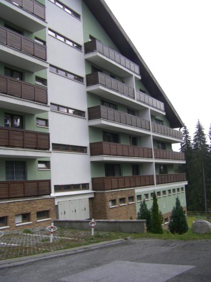 Predáme vo Vysokých Tatrách - Tatranská Štrba,   rekreačné zariadenie ( bytový dom, 53 bytov) , pozemok 12.565 m2, všetky IS, možnosť  ďalšej zástavby ( 33 bytov), firemné vlastníctvo.