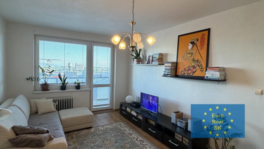 Ponúkam na predaj 3 izb. byt v lokalite Nad jazerom, 65 m2 + 4 m2 loggia, OV.