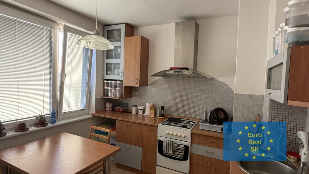 Ponúkam na predaj 3 izb. byt v lokalite Nad jazerom, 65 m2 + 4 m2 loggia, OV.