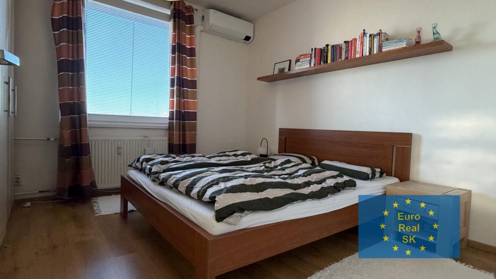Ponúkam na predaj 3 izb. byt v lokalite Nad jazerom, 65 m2 + 4 m2 loggia, OV.