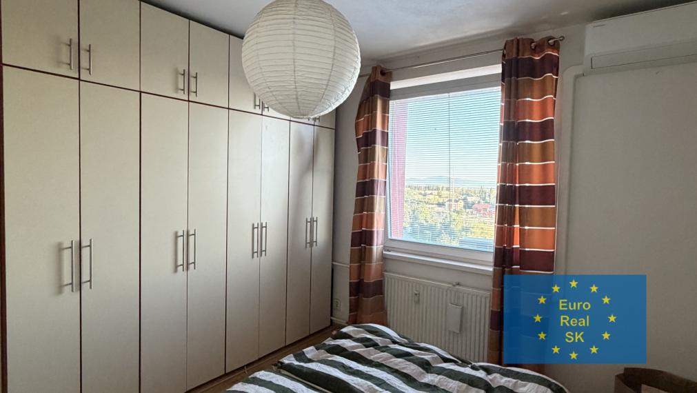 Ponúkam na predaj 3 izb. byt v lokalite Nad jazerom, 65 m2 + 4 m2 loggia, OV.