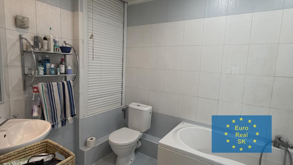 Ponúkam na predaj 3 izb. byt v lokalite Nad jazerom, 65 m2 + 4 m2 loggia, OV.