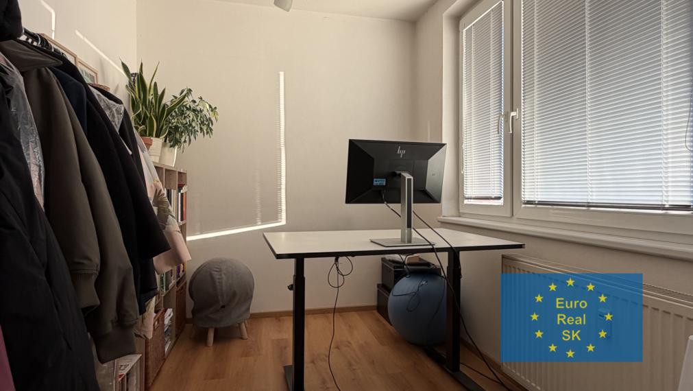 Ponúkam na predaj 3 izb. byt v lokalite Nad jazerom, 65 m2 + 4 m2 loggia, OV.