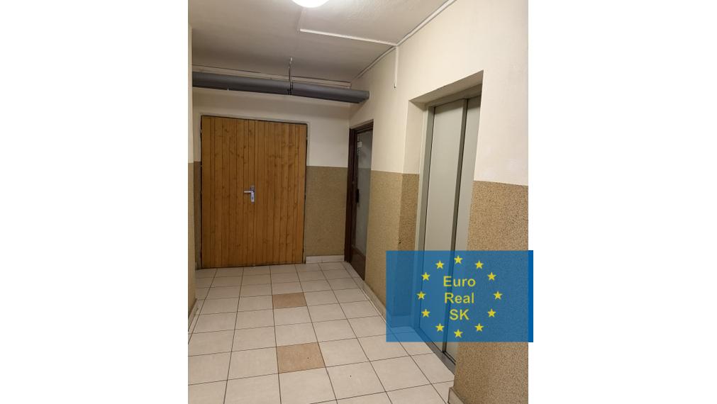 Ponúkam na predaj 3 izb. byt v lokalite Nad jazerom, 65 m2 + 4 m2 loggia, OV.