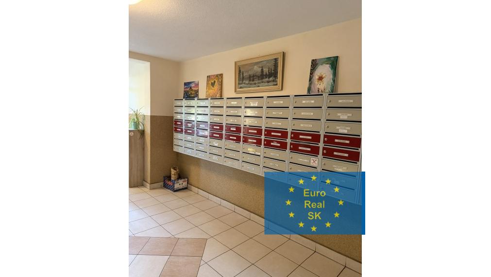 Ponúkam na predaj 3 izb. byt v lokalite Nad jazerom, 65 m2 + 4 m2 loggia, OV.