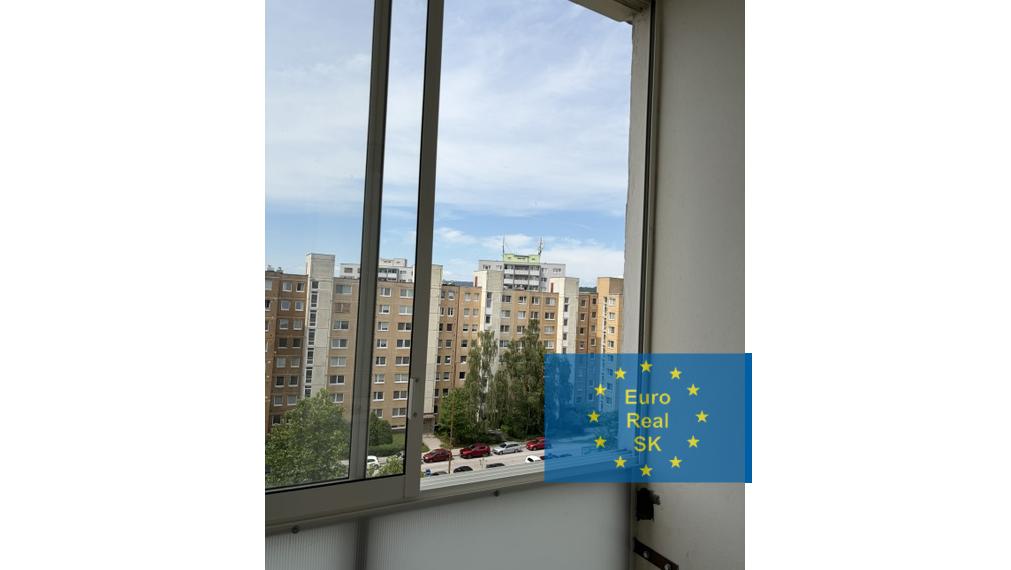 Predaj rekonštruovaného jednoizbového bytu s balkónom o výmere 42 m2, Varšavská ul. ( sídlisko Ťahanovce ), Košice