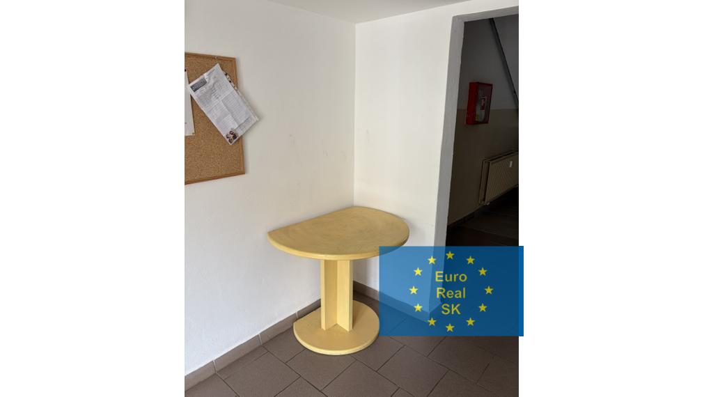 Predaj rekonštruovaného jednoizbového bytu s balkónom o výmere 42 m2, Varšavská ul. ( sídlisko Ťahanovce ), Košice