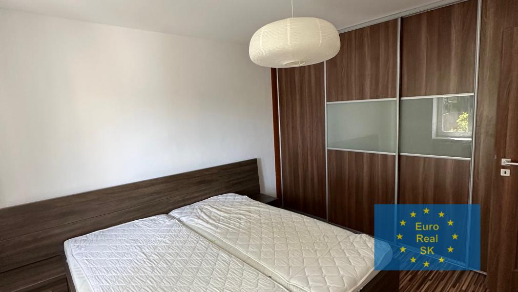 Prenájom 2 izb bytu Košíce Juh, po rekonštrukcii, zariadený, balkón.