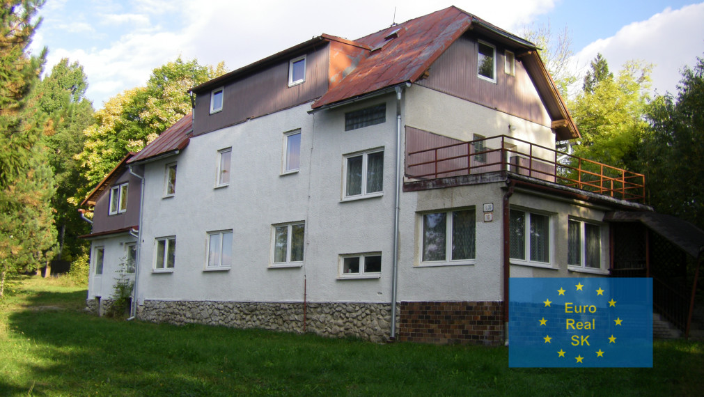 Vysoké Tatry, Tatranská Štrba, predaj rekreačnej chaty, pozemok 5.181 ( 6.243 )m2, všetky inž. siete, OV, plánovaná výstavba golfového ihriska, dohoda možná