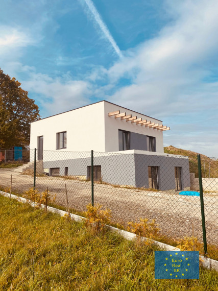 Predám nový RD v obci Ďurďošík, úžitková plocha 160 m2, pozemok 504 m2, stav holodom.
