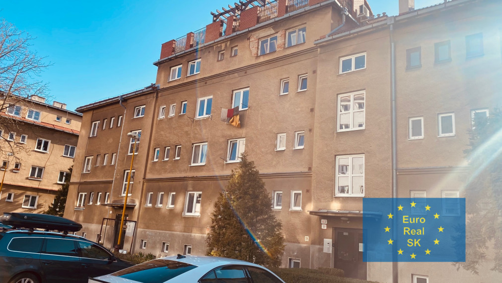 Ponúkam na predaj 3 izb. byt v lokalite KE - Letná ulica, 72 m2 + 13 m2 pivnica, pôvodný stav.