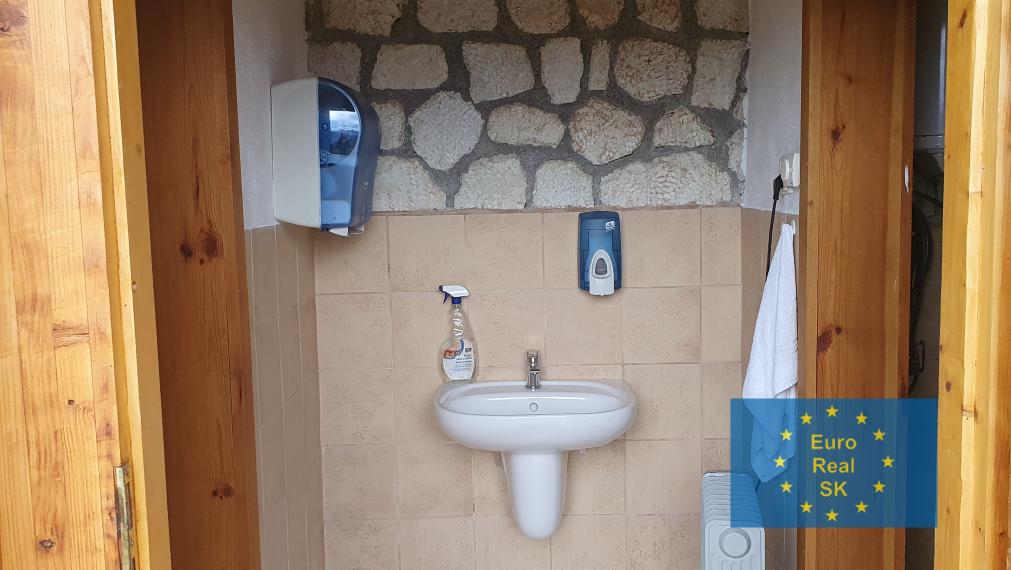 Predaj grófskej tufovej podzemnej vinnej pivnice v tokajskej oblasti, Veľká Tŕňa, osobné vlastníctvo, národná kultúrna pamiatka