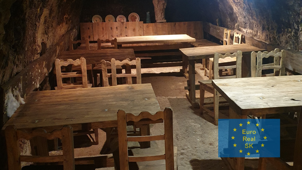 Predaj grófskej tufovej podzemnej vinnej pivnice v tokajskej oblasti, Veľká Tŕňa, osobné vlastníctvo, národná kultúrna pamiatka