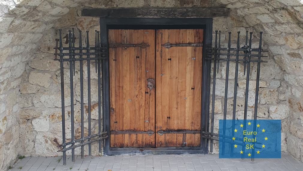 Predaj grófskej tufovej podzemnej vinnej pivnice v tokajskej oblasti, Veľká Tŕňa, osobné vlastníctvo, národná kultúrna pamiatka