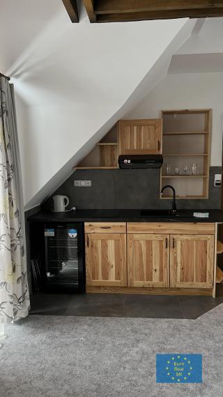 Vysoké Tatry, centrum Tatranskej Lomnice, predaj rekonštruovaného zariadeného apartmánu o výmere 55,5 m2, dohoda možná