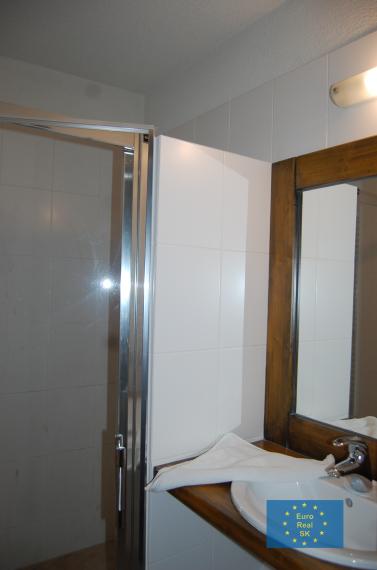 Vysoké Tatry, centrum Tatranskej Lomnice, predaj rekonštruovaného zariadeného apartmánu o výmere 55,5 m2, dohoda možná