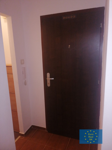 Prenájom 3 izb.byt s loggiou, Košice- sídlisko Ťahanovce, 79m2, rekonštruovaný, zariadený