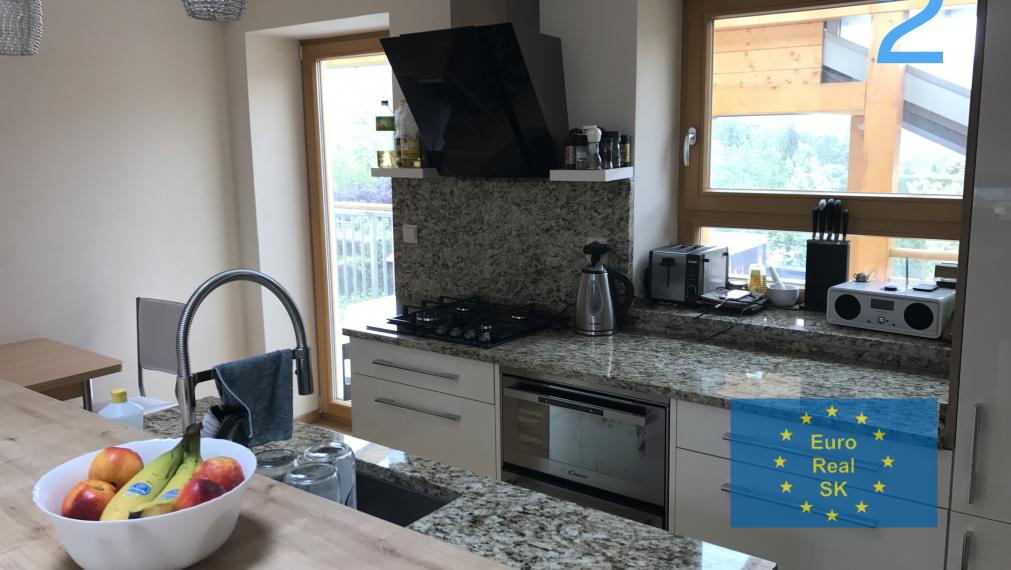 Ponúkame na prenájom novostavbu 3 izbový byt s terasou kompletne zariadený s možnosťou parkovania a posedenia v záhrade, altánku
