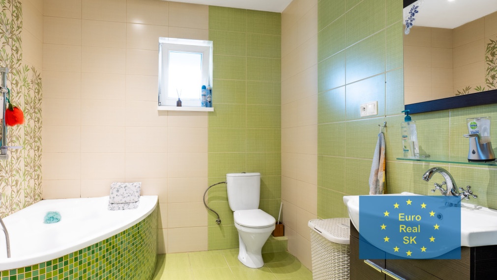 "Exkluzívne" Ponúkam na predaj veľký rodinný dom v KE - Barca v novej rezidenčnej časti.