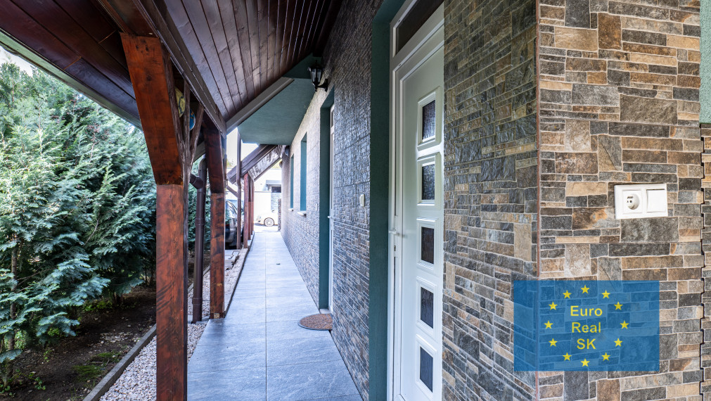 "Exkluzívne" Ponúkam na predaj veľký rodinný dom v KE - Barca v novej rezidenčnej časti.