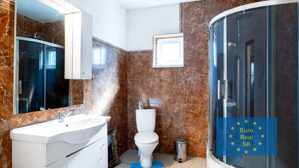 "Exkluzívne" Ponúkam na predaj veľký rodinný dom v KE - Barca v novej rezidenčnej časti.