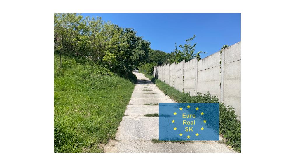 Predáme v Bratislave-Nové Mesto, k.ú. Vinohrady ( Koziarka ) stavebný pozemok o výmere 1.375 m2 ( 22x62,5m)